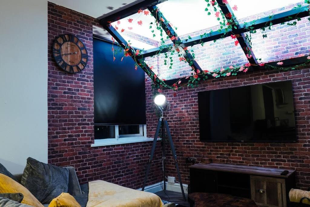 Stunning Two Bed City Centre Apartment 리즈 외부 사진