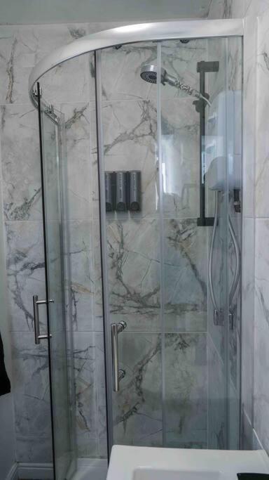 Stunning Two Bed City Centre Apartment 리즈 외부 사진