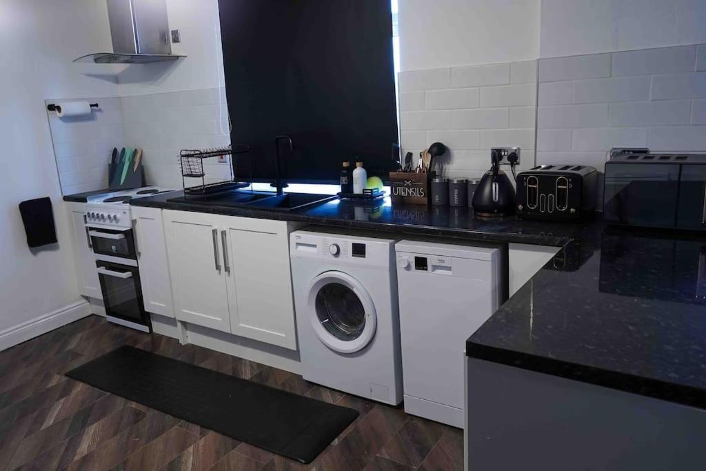 Stunning Two Bed City Centre Apartment 리즈 외부 사진